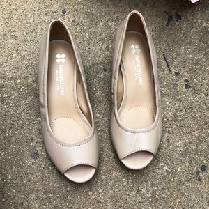 Nude Naturalizer wedges